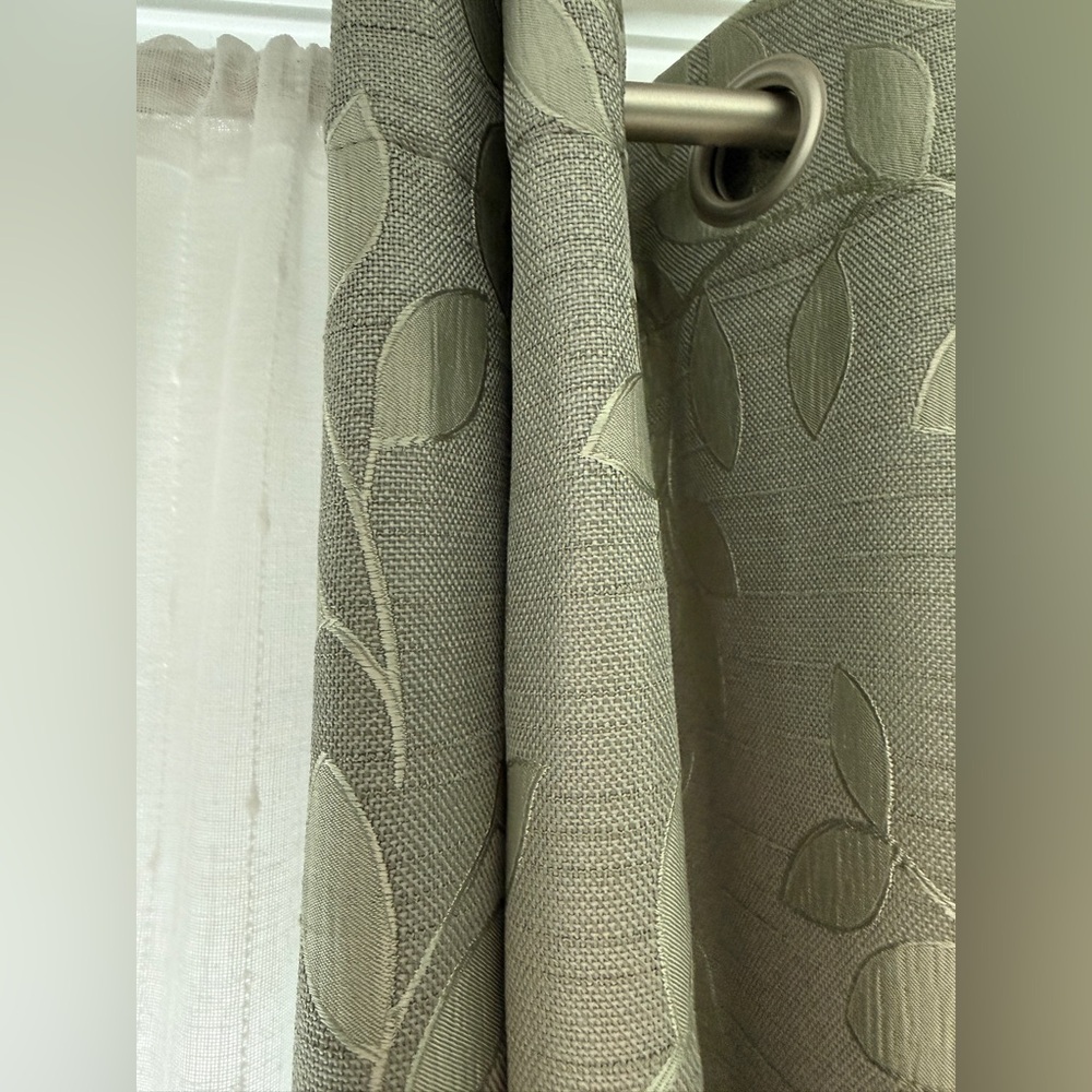 💚Super elegant and well made Liz Claiborne Green 🫒 Leaf Patterned Curtains 💚